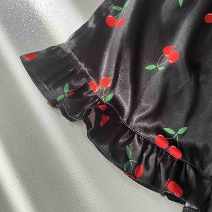 تاپ و شلوارک ساتن طرح آلبالو چین‌دار