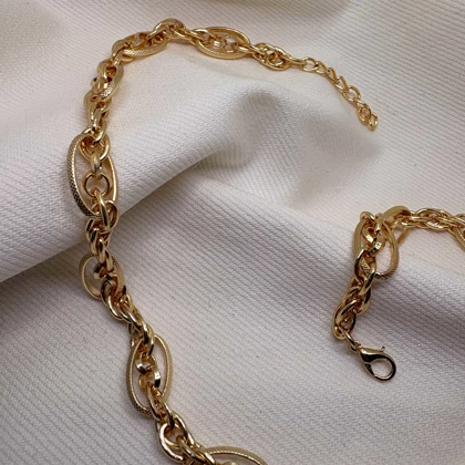 گردنبند برند شین مدل «بیضی زرین» | با آبکاری طلای 24 عیار و تراش‌های الماسی