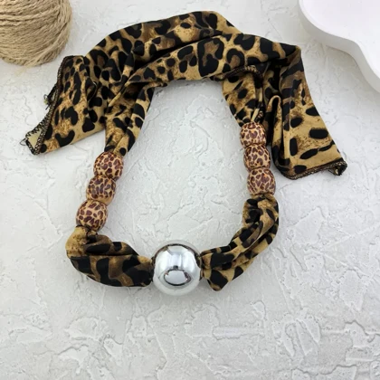 گردنبند زنانه مدل لئوسیلوا طرح پلنگی لوکس با گوی نقره‌ای براق و مهره‌های طرح دار