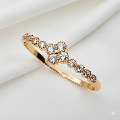 بنگل ژوپینگ طرح ونکلیف چهاربرگ نگین‌دار رنگ طلایی