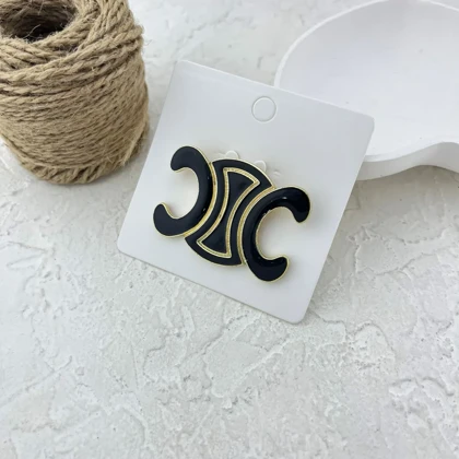 گل سینه زنانه مشکی با طرح خاص و جذاب