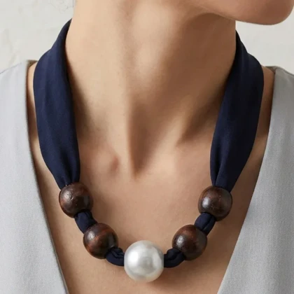 گردنبند زنانه مدل پرلا نیوی سیلور طرح مروارید لوکس با پارچه سرمه‌ای و مهره‌های چوبی