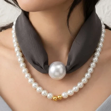 گردنبند زنانه مدل پرلا اسموک گلد طرح مروارید لوکس با پارچه طوسی دودی و جزئیات طلایی