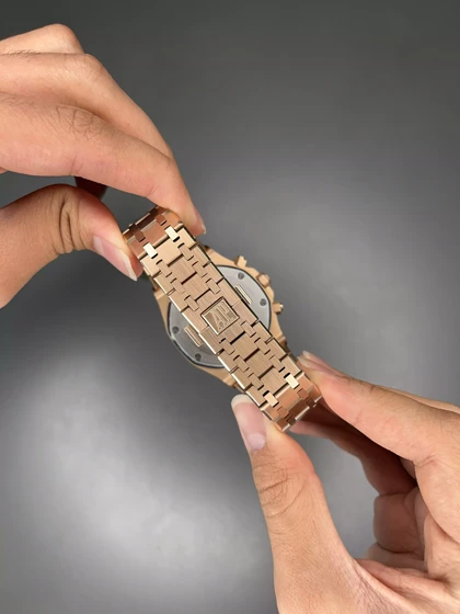 ساعت مچی اودمار پیگه کورنوگراف بند رزگلد صفحه طوسی Audemars Piguet