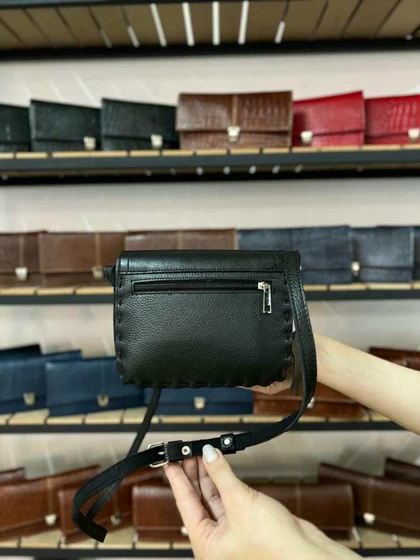 کیف چرم زنانه مشکی فلوتر درب صاف چرم اصل گاوی