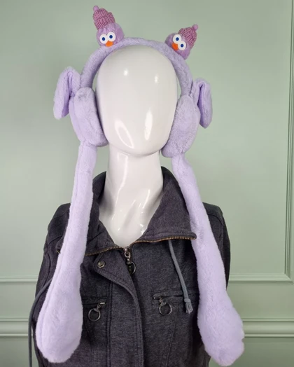 گوش‌گیر بچه‌گانه پمپی طرح عروسک کلاه‌دار