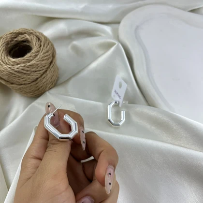 گوشواره زنانه حلقه‌ای مدل پرتو طرح هندسی آینه‌ای