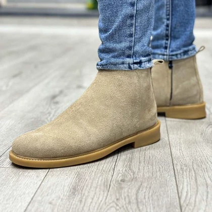 بوت مردانه مدل چلسی زیپ‌دار چرم طبیعی جیر رنگ خاکی
