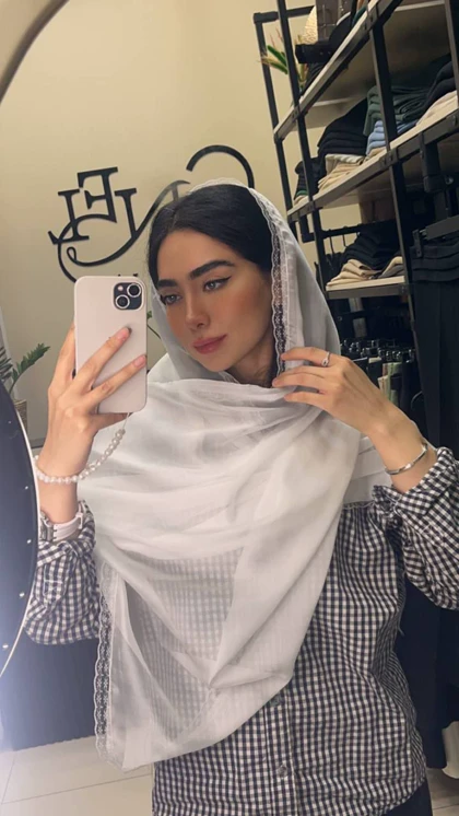 شال حریر ساده و دور گیپور مشکی و سفید