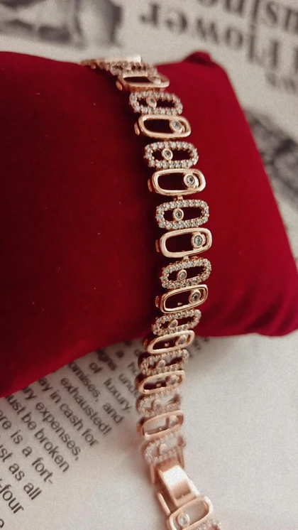 دستبند زنجیری ژوپینگ طرح مسیکا فول نگین مخراج کاری شده رنگ طلایی در اندازه 17/5 تا 19/5 در 10میل