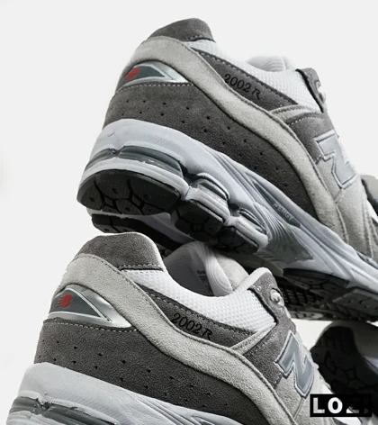 کفش کتانی طوسی خاکستری NEW BALANCE 2002R