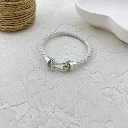 دستبند زنانه بافت چرمی سفید، طرح امگا، یک انتخاب شیک