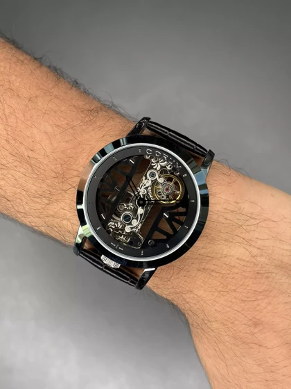 ساعت مچی کروم صفحه اسکلتون بند چرمی مشکی Corum