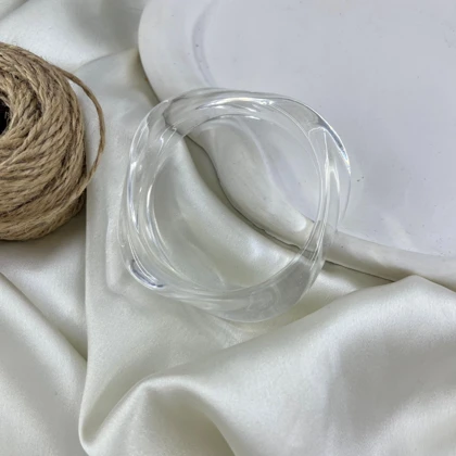 دستبند زنانه بنگل مدل پیچک طرح شفاف رزین