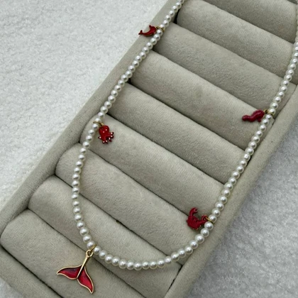 گردنبند تابستانه و ساحلی مرواریدی با آویزهای دریایی قرمز