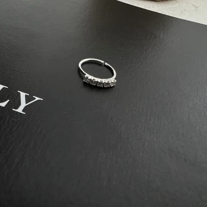 پیرسینگ بینی نقره ای حلقه‌ای با نگین ظریف