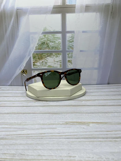 عینک آفتابی Ray-Ban RB 2398 ترکیب فریم کائوچو استات و عدسی کریستال با استاندارد UV400