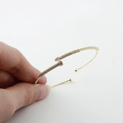 دستبند زنانه بنگل مدل پیچی نگین‌دار