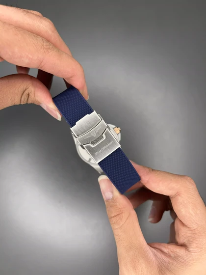 ساعت مچی لونژین اتوماتیک بند رابر آبی بزل طلایی Longines