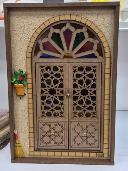 قاب چوبی آینه دار جاکلیدی طرح پنجره
