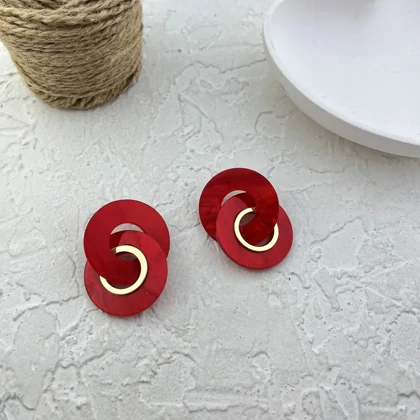 گوشواره زنانه مدل کارینا طرح حلقه درهم با استایل مدرن قرمز و طلایی