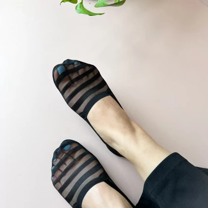 جوراب زنانه کالج توری طرح راه راه