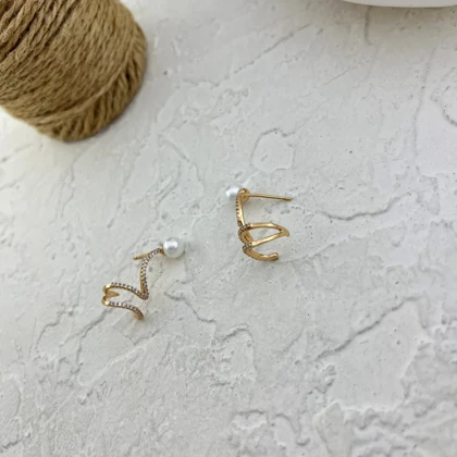 گوشواره زنانه ژوپینگ مدل مارلیا طرح طلا با مروارید و فرم موجی نگین‌دار