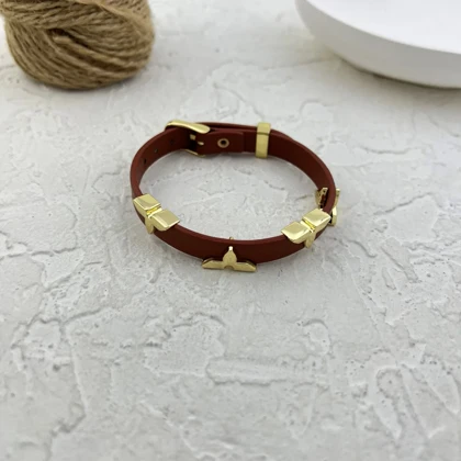 دستبند زنانه چرمی با تزیینات طرح طلا