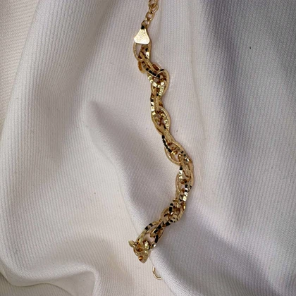 دستبند برند شین مدل «بیضی زرین» | با آبکاری طلای 24 عیار و تراش‌های درخشان