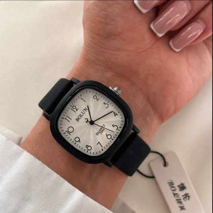 ساعت مچی زنانه برند بولون کلاسیک بند سیلیکون مشکی صفحه سفید