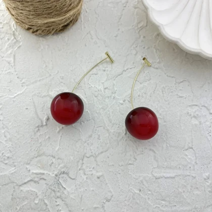 گوشواره زنانه طرح آلبالو، یک انتخاب شیک و فانتزی