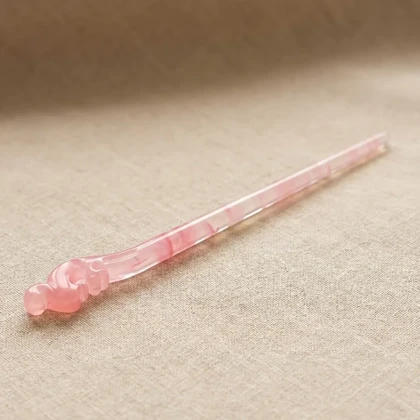 کانزاشی مو زنانه رزینی مرمری صورتی با سر قلابی تزئینی و طراحی کشیده مینیمال لوکس