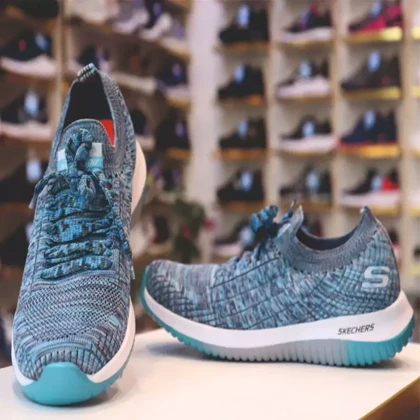 کفش راحتی زنانه اسکچرز دهنه کشی با بند نمایشی آبی برفکی