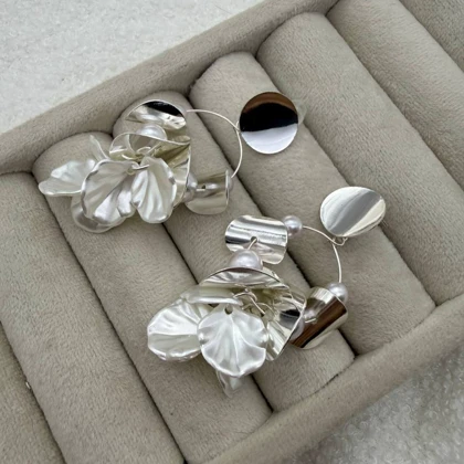 گوشواره با دیسک نقره‌ای و گلبرگ چین‌خورده و مروارید