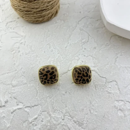 گوشواره زنانه مدل پانترا ولوت طرح پلنگی مربعی با بافت مخملی و فریم طلایی