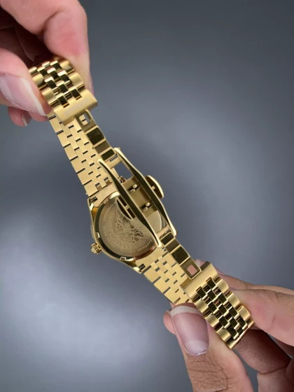 ساعت مچی ورساچه دورحکاکی طلایی صفحه سرمه ای Versace