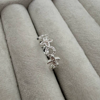 انگشتر دایره و گل نگین‌دار