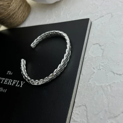 دستبند بنگل زنانه مدل بری‌لون طرح بافت ماه‌گون نقره‌ای