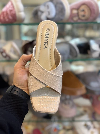 صندل مجلسی زنانه رایکا مدل ضربدری کرم