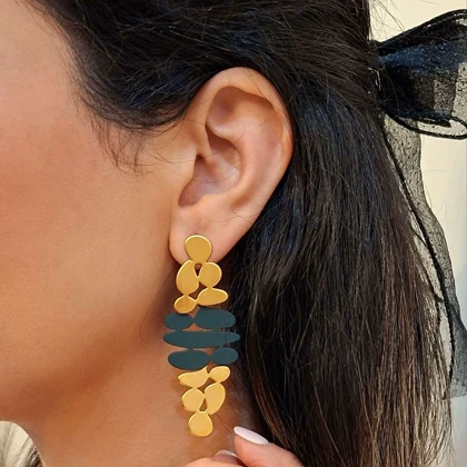 گوشواره آویز مدرن مدل انتزاعی؛ ترکیب طلایی و سبز تیره مات کد 2877