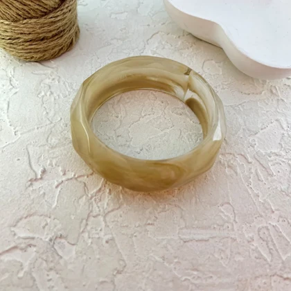 دستبند زنانه بنگل رزینی با جلوه ابر و بادی مدل سلورا کرم–بژ