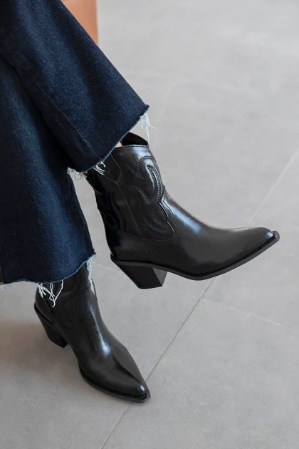 بوت و نیم بوت زنانه استراسونس straswans