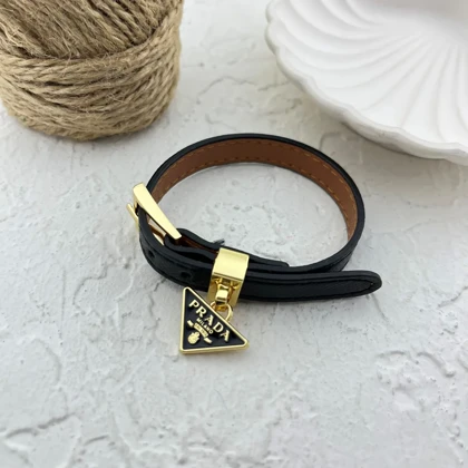 دستبند زنانه چرمی با آویز طرح پرادا، ظرافت در عین سادگی