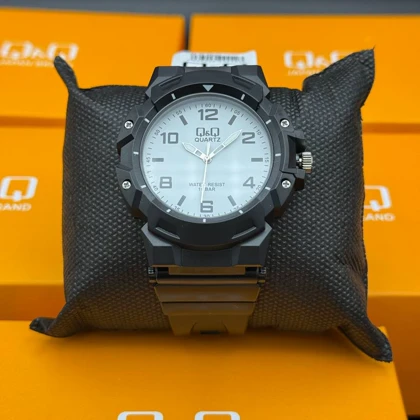 ساعت کیو اند کیو Q&Q مردانه سفید به همراه باطری اضافه و جعبه