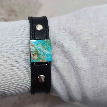 دستبند چرمی با سنگ فیروزه نیشابور اصل کد 2