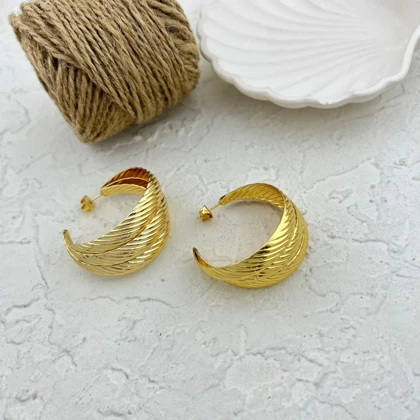 گوشواره حلقه‌ای زنانه با طراحی خاص و روکش طلایی