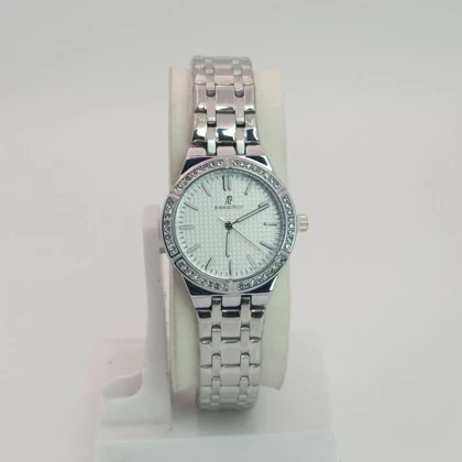 ساعت مچی زنانه اودمار پیگه Audemars Piguet با موتور کواتز و طراحی مینیمال