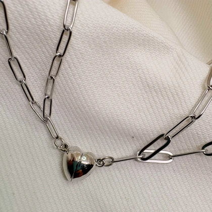 ست دستبند دو نفره مدل «قلب مگنتی» | زنجیر استیل کارتیر ظریف با پلاک مکمل