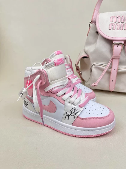 کتانی ساق‌دار زنانه ساق‌دار ایر جردن 1 امضای شیکاگو صورتی 1 NIKE AIR JORDAN کد 912