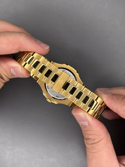 ساعت مچی پتک فیلیپ ناتیلوس صفحه سفید بند طلایی Patek Philippe Nautilus